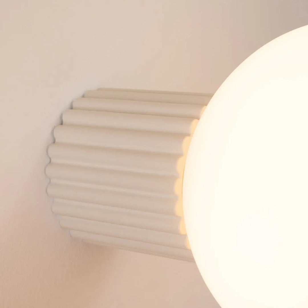 Applique murale lampe halo beige avec base cylindrique côtelée et sphère laiteuse pour bureau décorative