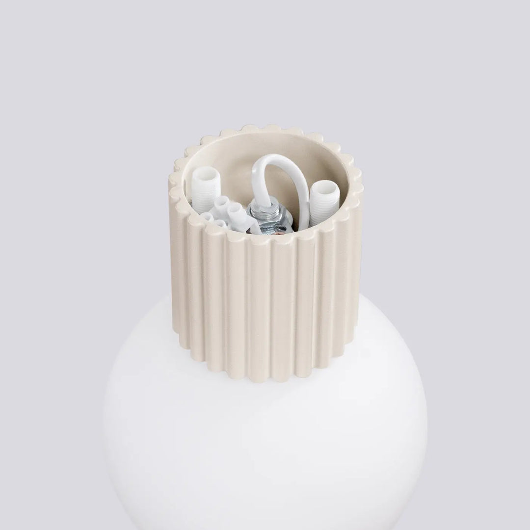 Beige lampe halo avec douille côtelée et câblage en plastique blanc visible pour bureau décorative sphère laiteuse