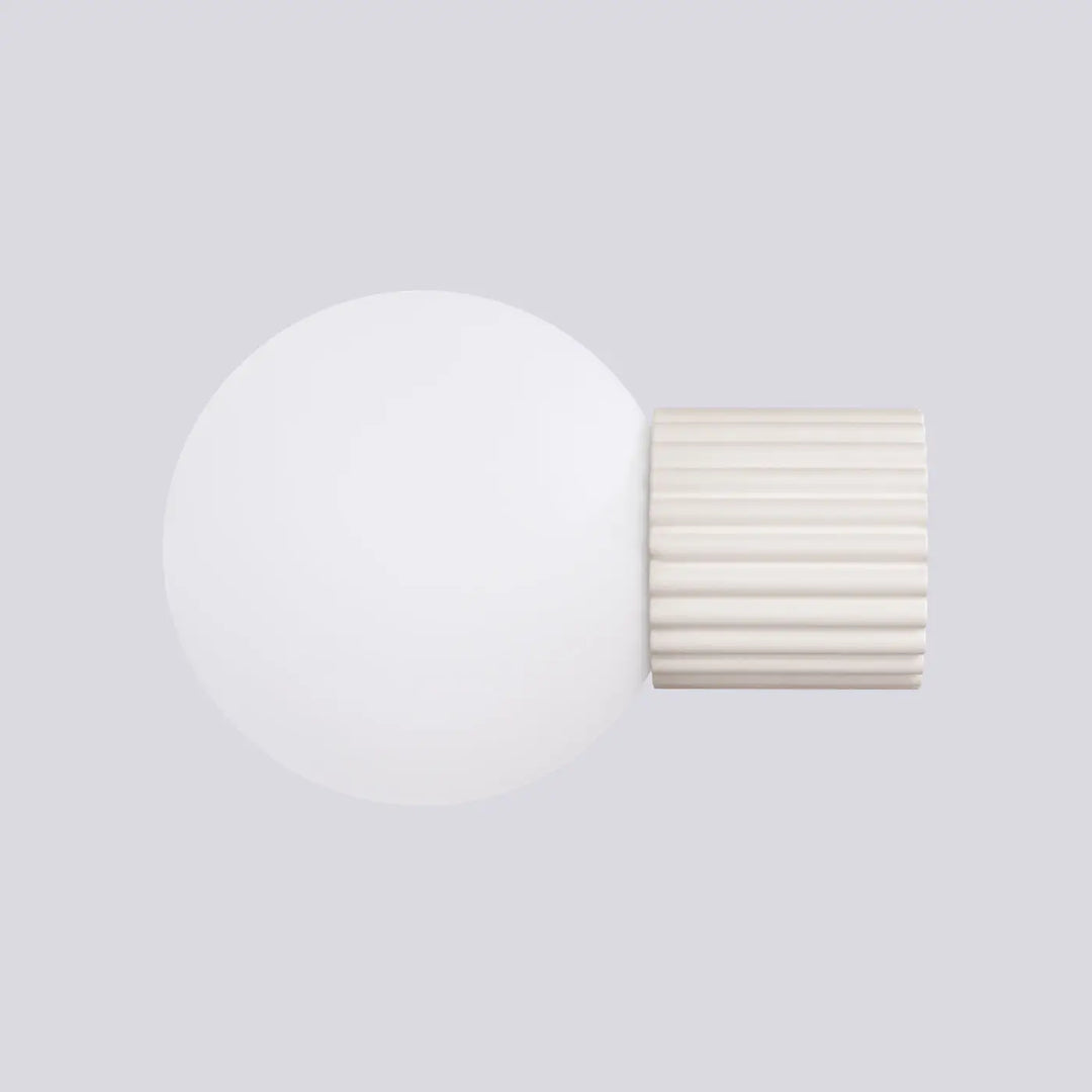 Applique murale halo beige avec globe sphère laiteuse en verre dépoli et base céramique rainurée, idéale comme lampe halo bureau décorative