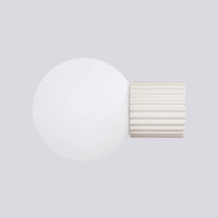 Applique murale halo beige avec globe sphère laiteuse en verre dépoli et base céramique rainurée, idéale comme lampe halo bureau décorative