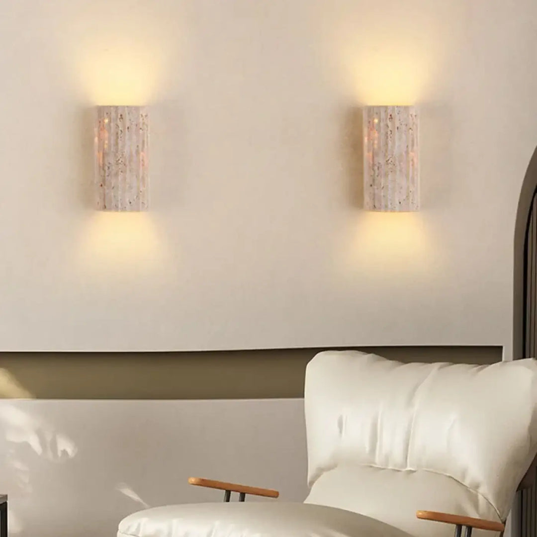 Applique murale beige avec une texture de pierre

