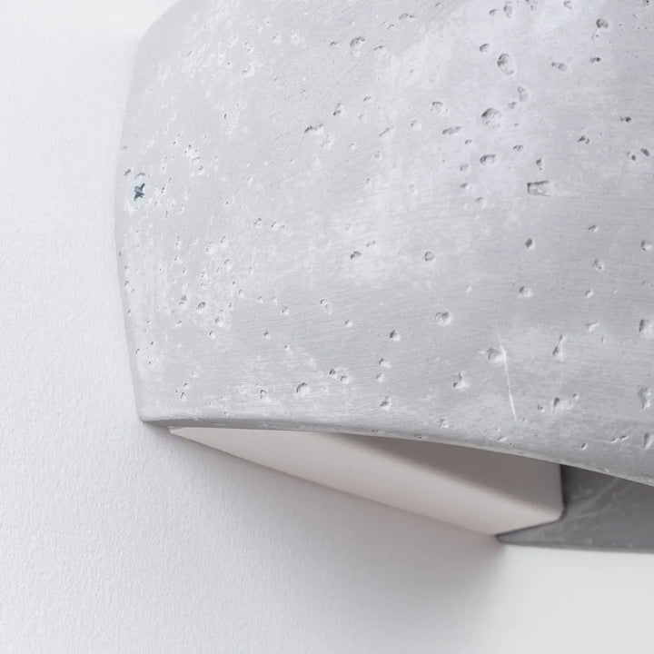 Applique murale globe en béton gris avec texture brute et design moderne pour un style industriel charme brut