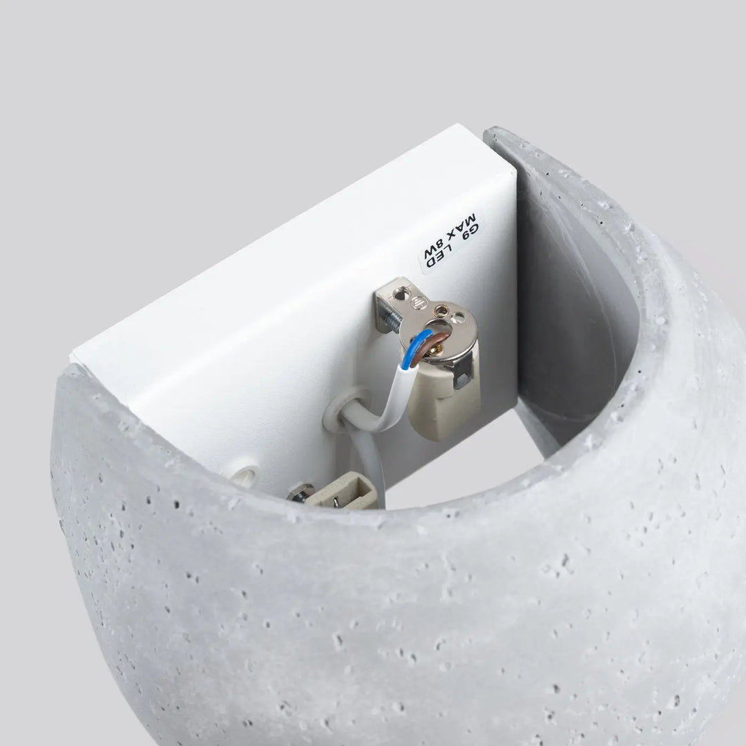 Applique murale globe en béton blanc avec charme brut et style industriel doté d’un éclairage led visible