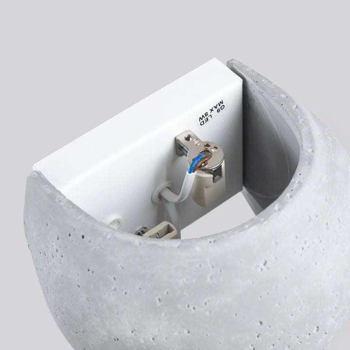 Applique murale globe en béton blanc avec charme brut et style industriel doté d’un éclairage led visible