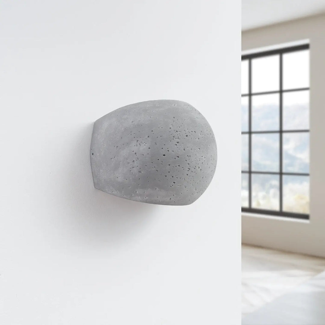Applique murale globe en béton gris avec forme goutte d eau arrondie et texture subtile pour style industriel charme brut