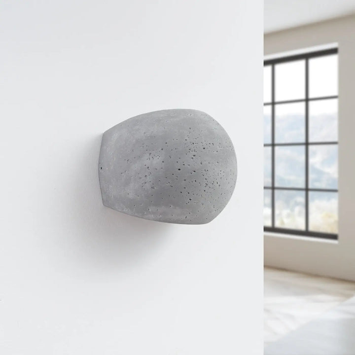Applique murale globe en béton gris avec forme goutte d eau arrondie et texture subtile pour style industriel charme brut
