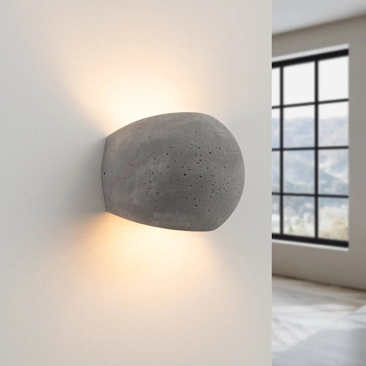 Applique globe murale en béton gris avec texture lisse et forme goutte d’eau pour un charme brut et style industriel
