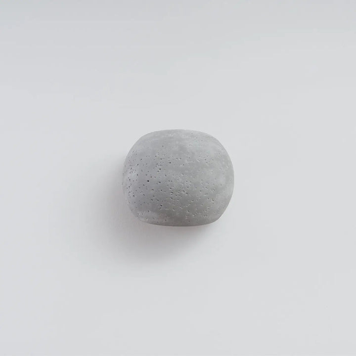 Applique murale globe en béton gris mat au charme brut avec surface texturée pour un style industriel élégant