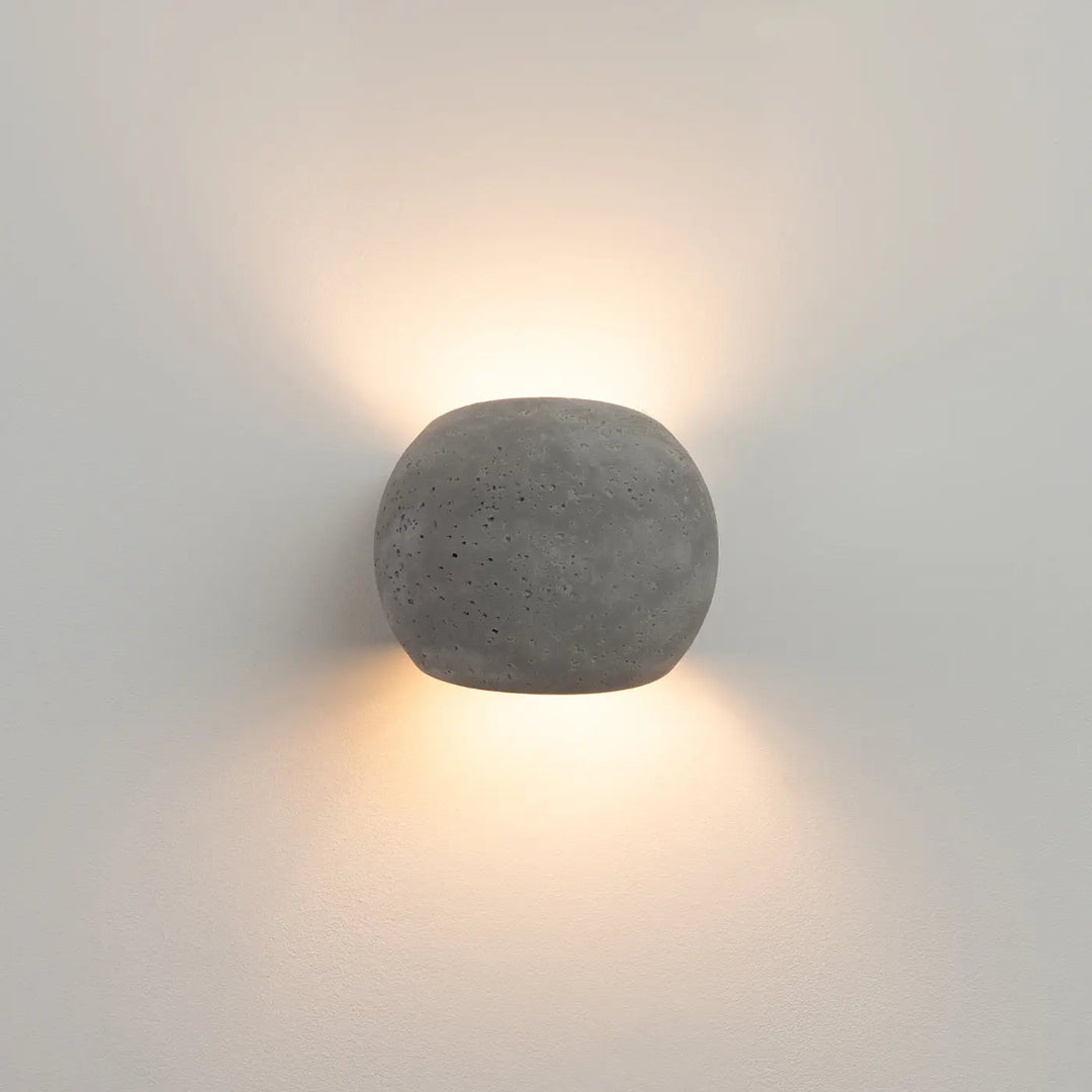 Applique globe en béton gris sphérique avec éclairage chaud diffus pour un charme brut et style industriel