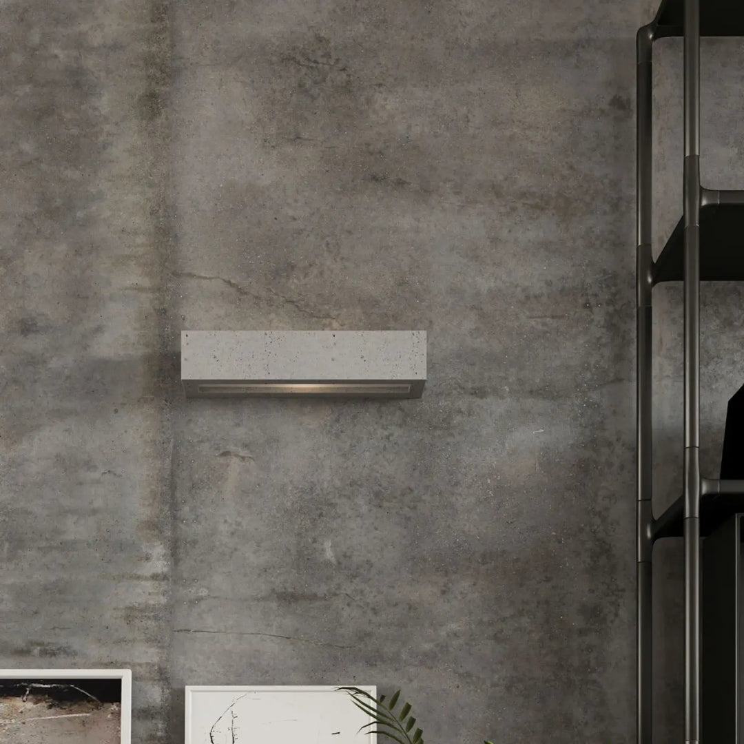 Applique murale vega 50 en béton moderne avec finition texturée et bord métallique pour atmosphère harmonieuse