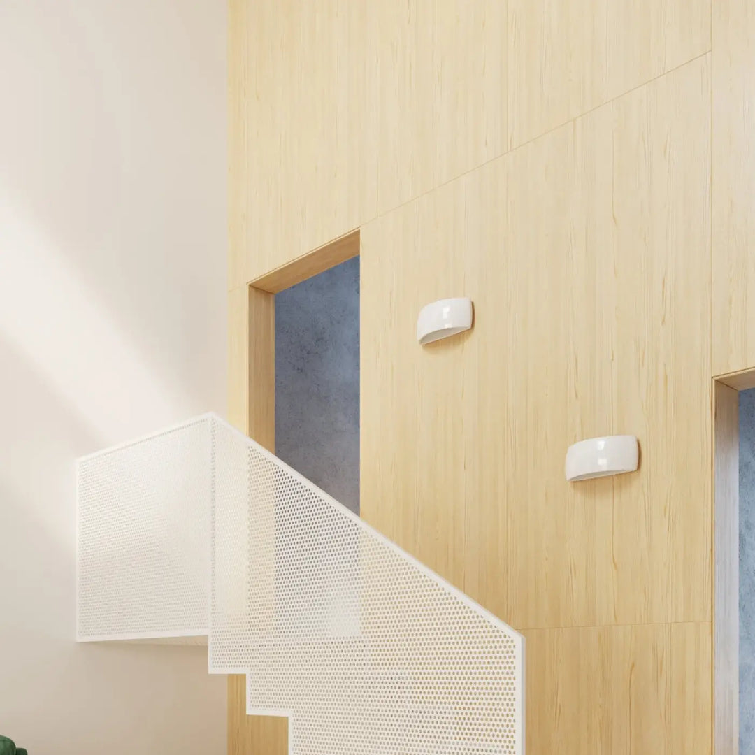 Deux appliques murales l’applique pontius en céramique blanche laquée avec design minimaliste sur bois clair