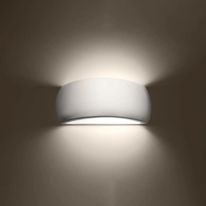 Applique pontius vernies blanche en céramique avec design courbé émettant une lumière douce pour une atmosphère unique