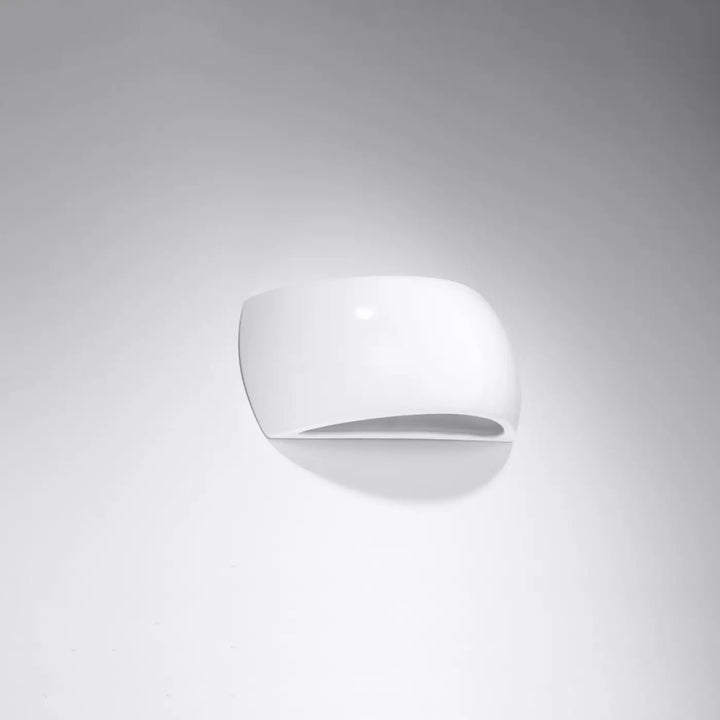 Applique murale pontius vernie blanc avec design minimaliste courbé en laqué pour une atmosphère unique