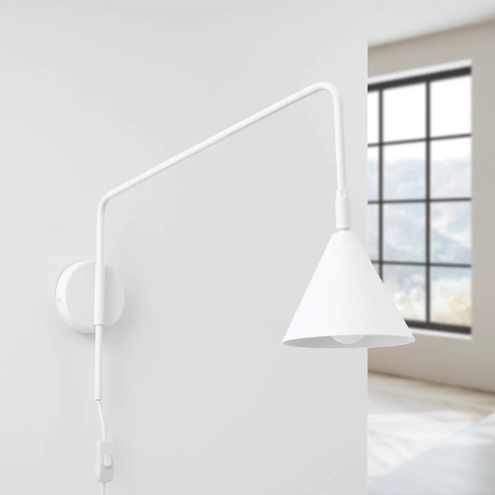Applique murale nox blanc avec forme exceptionnellement légère et abat-jour géométrique en design moderne