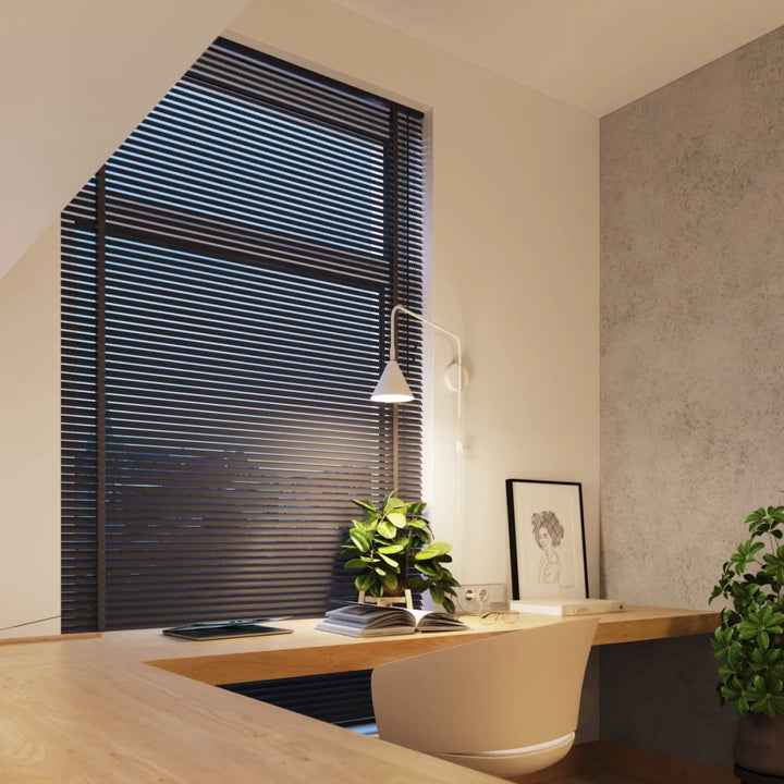 Applique murale nox blanc avec abat-jour géométrique et forme exceptionnellement légère pour un style moderne
