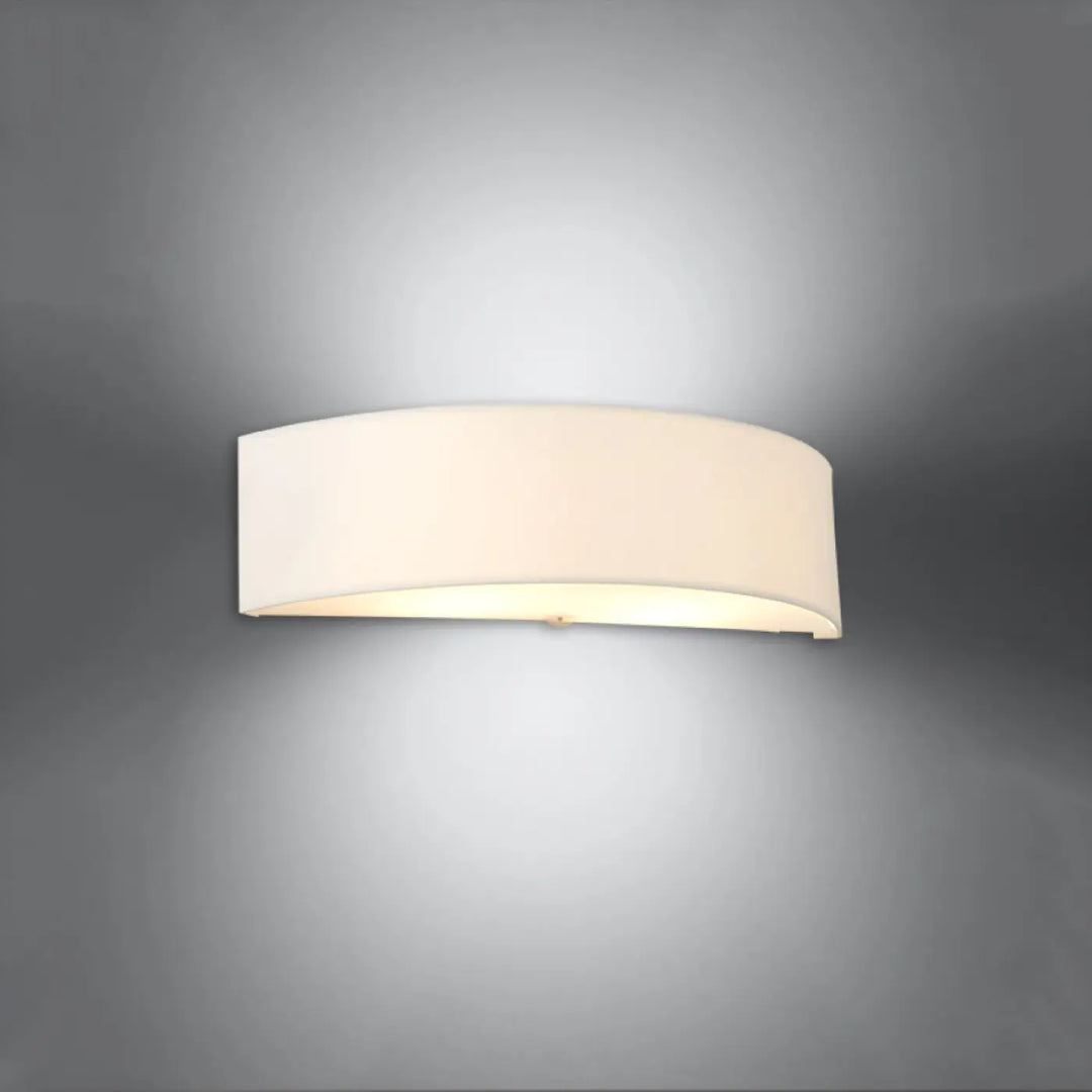 Applique murale skala blanche en acier industriel avec lumière diffusée soft design minimaliste et incurvé