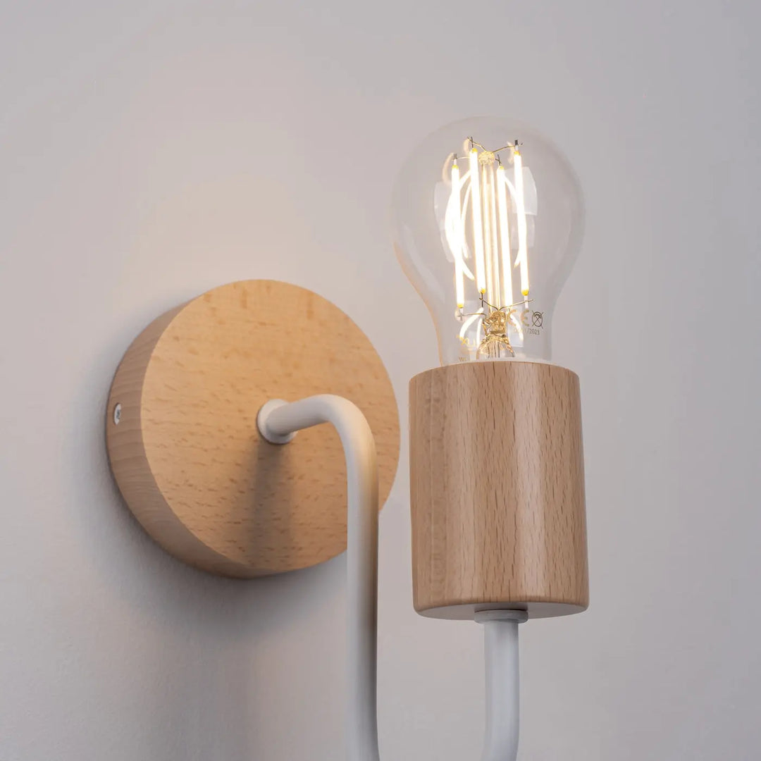 Applique murale lampe timbo blanc avec base en bois naturel et ampoule à filament pour une proposition moderne