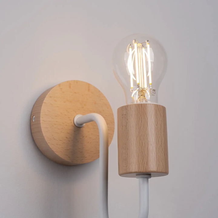 Applique murale lampe timbo blanc avec base en bois naturel et ampoule à filament pour une proposition moderne