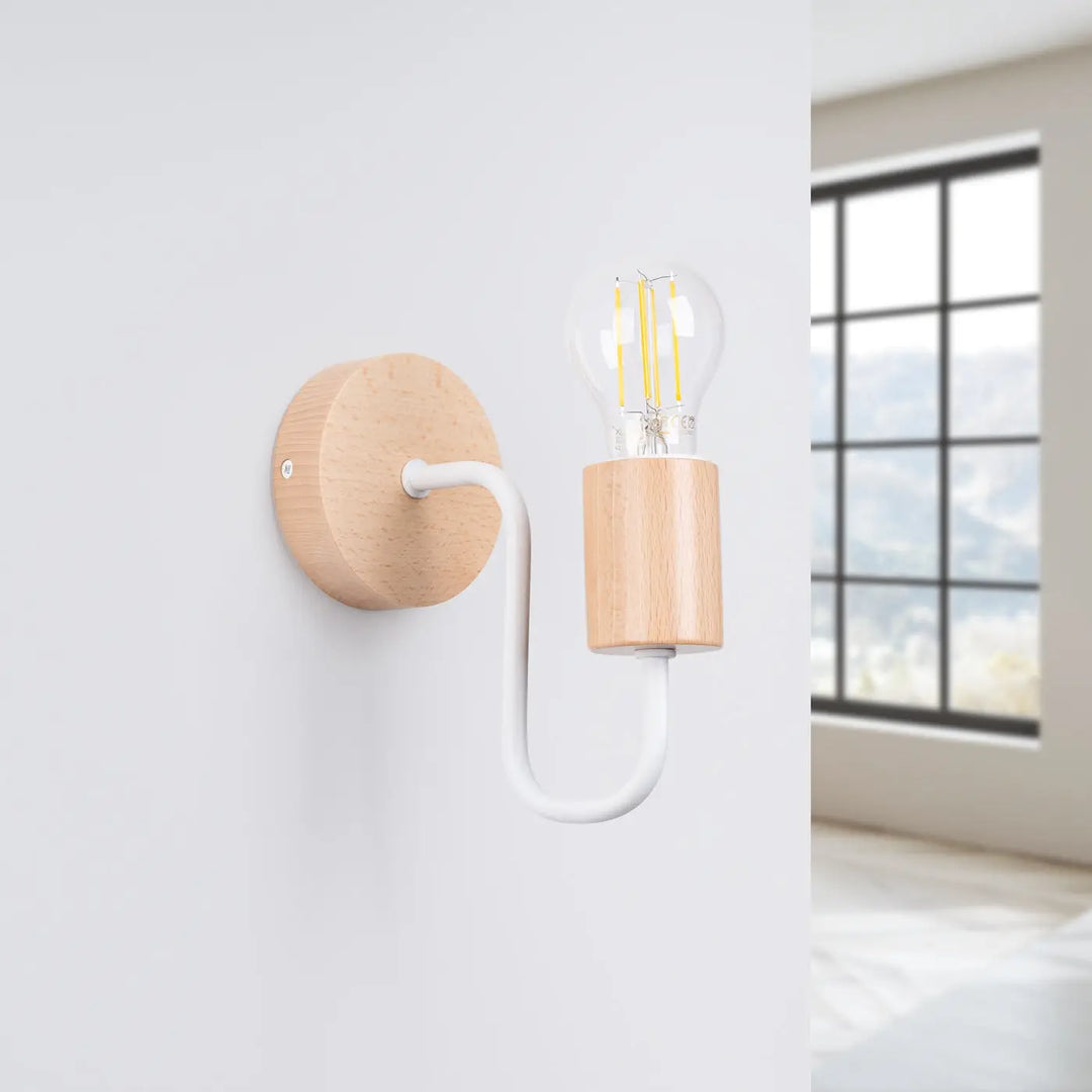 Applique murale lampe timbo blanc avec base en bois naturel bras en métal et ampoule filament pour une proposition moderne