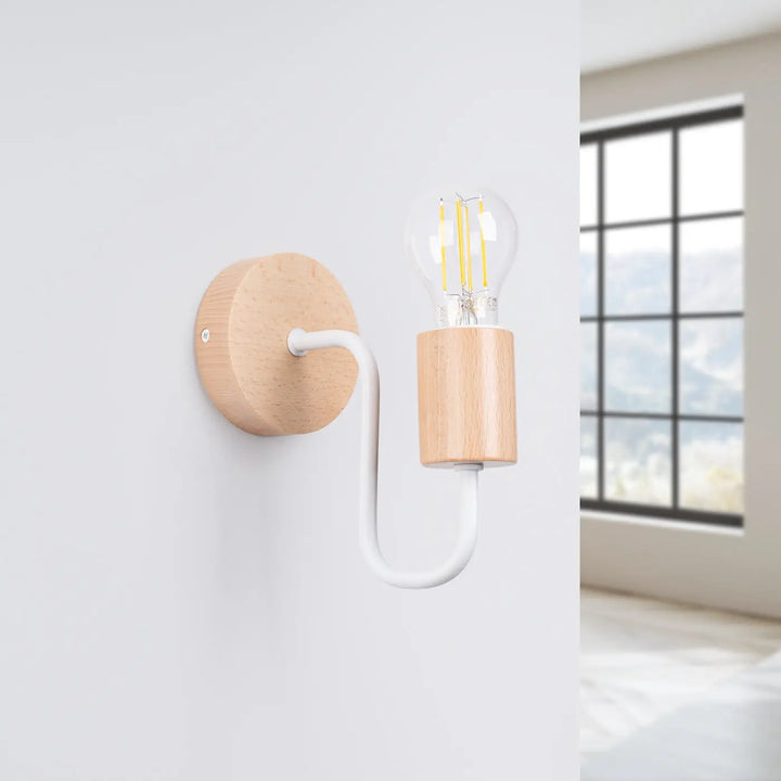 Applique murale lampe timbo blanc avec base en bois naturel bras en métal et ampoule filament pour une proposition moderne