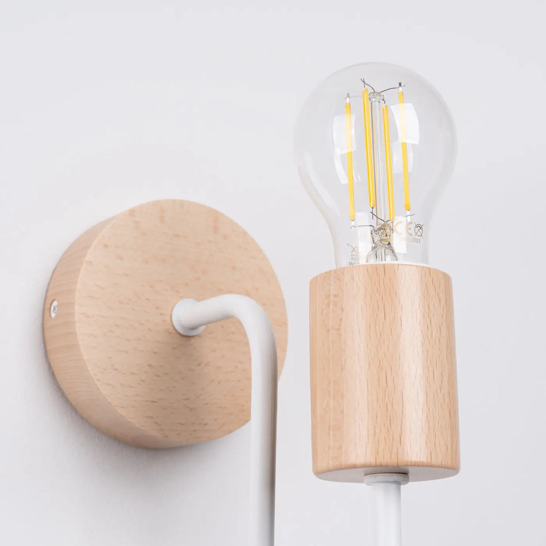 Applique murale timbo blanc avec base en bois naturel et ampoule à filament pour une proposition moderne
