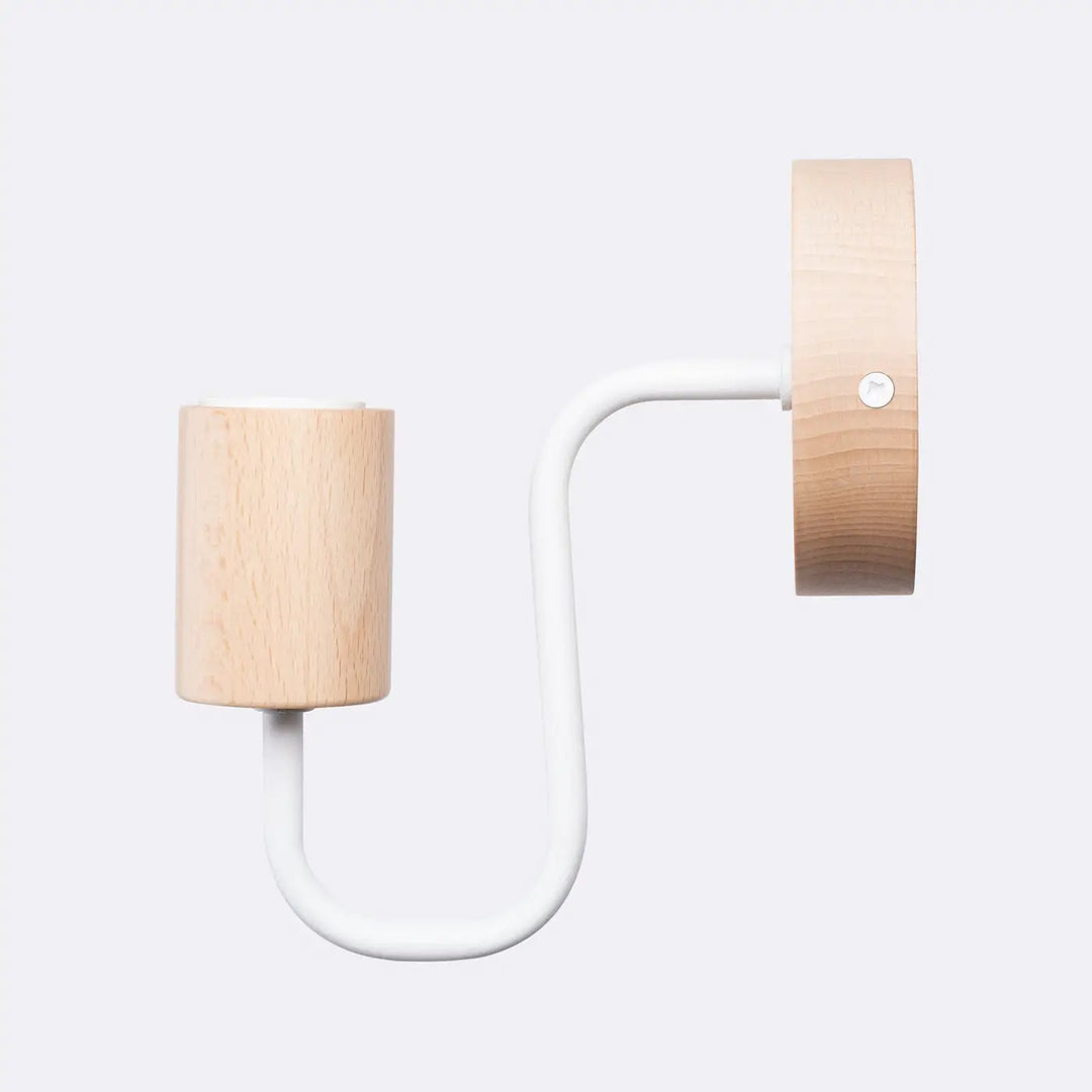 Applique murale lampe timbo avec bras métallique blanc courbé et abat-jours cylindriques en bois naturel pour une proposition moderne