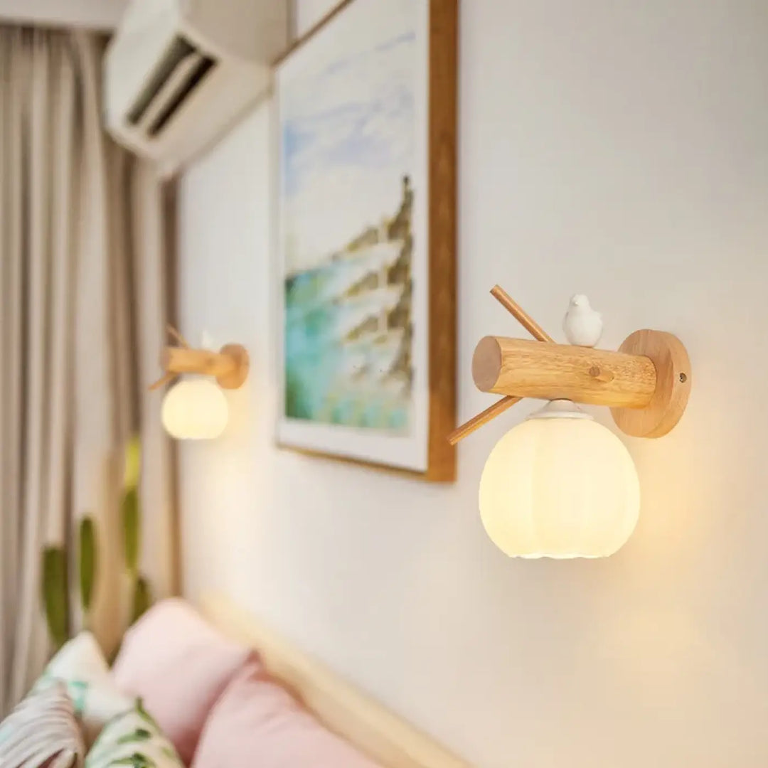 Applique murale blanche en bois avec un petit oiseau

