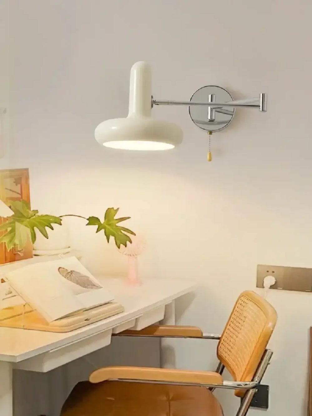Applique Murale Blanche Avec Bras Articulé De Couleur Argent
