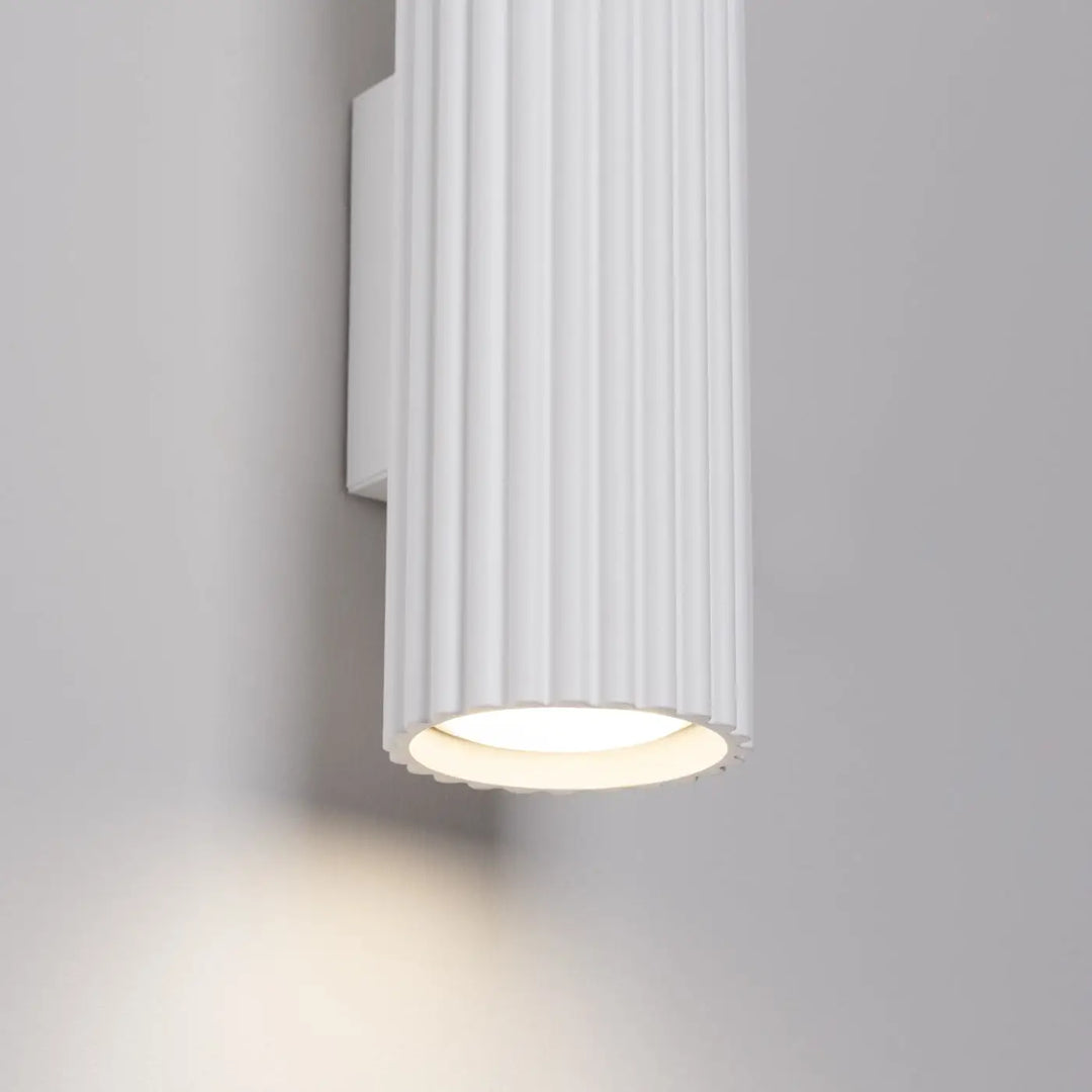 Applique murale karbon 30 blanc style colonne cannelée avec ampoules gu10 interchangeables et design minimaliste