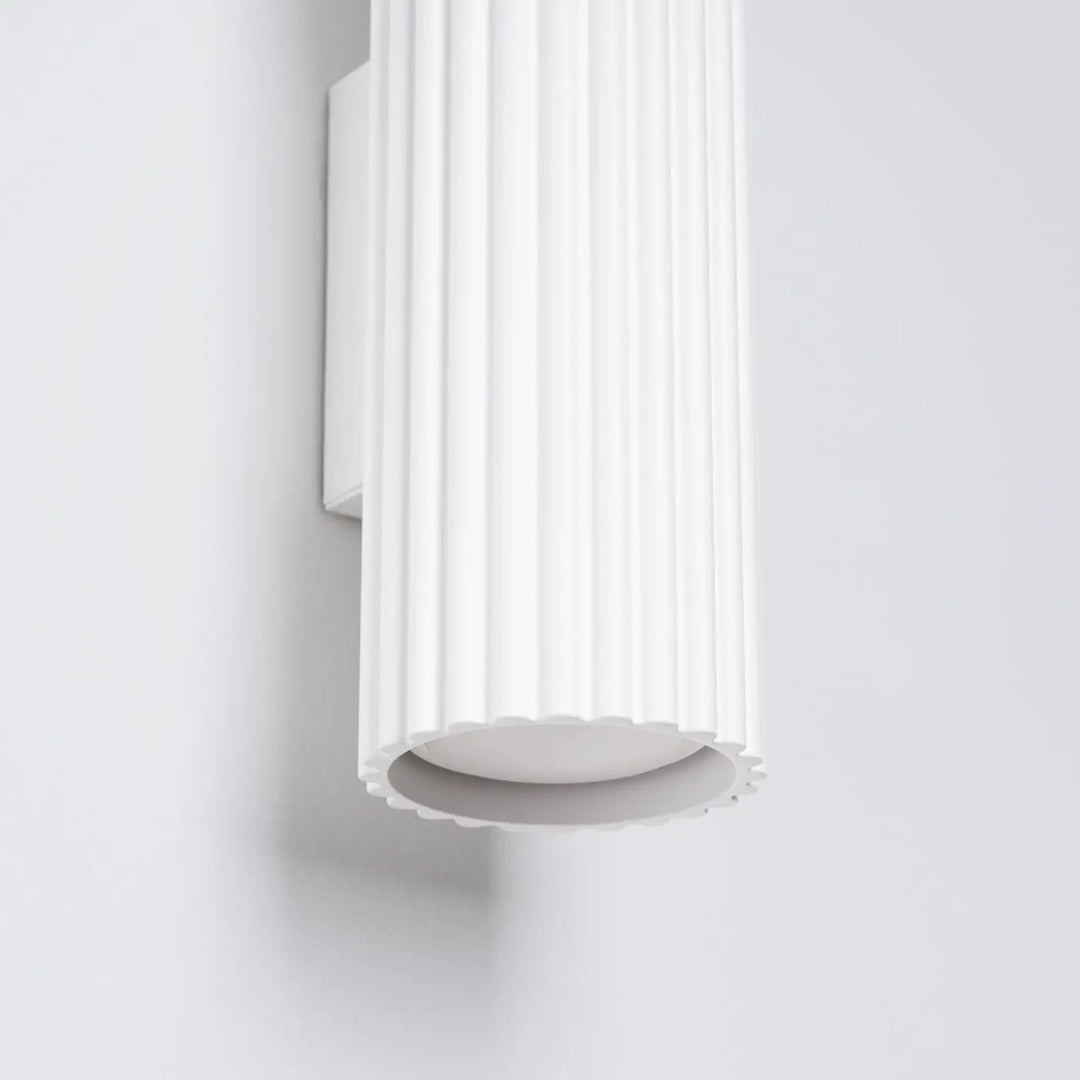 Applique murale karbon 30 blanc en colonne cannelée avec base festonnée design minimaliste et ampoules gu10 interchangeables