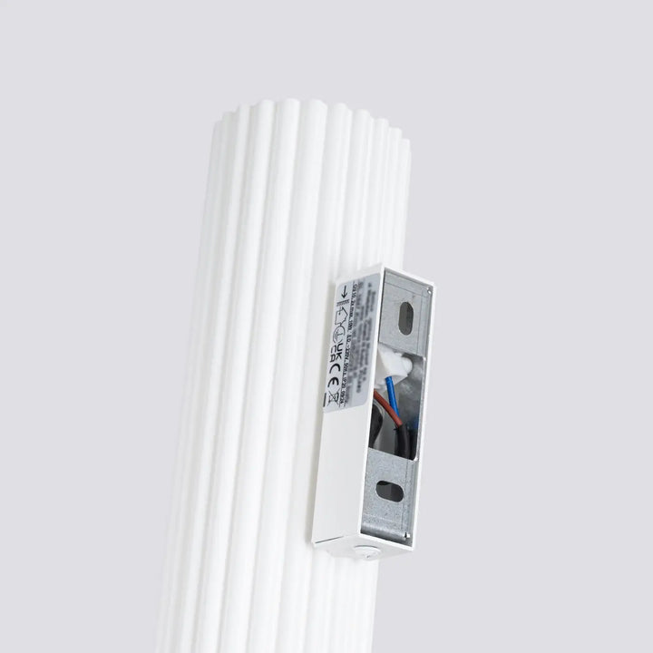 Applique murale karbon 30 blanc avec design minimaliste et plafonnier karbon allie à des ampoules gu10 interchangeables