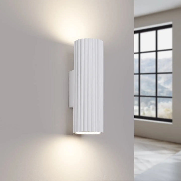 Applique murale karbon 20 blanc cylindrique à texture cannelée avec design minimaliste et ampoules gu10 interchangeables