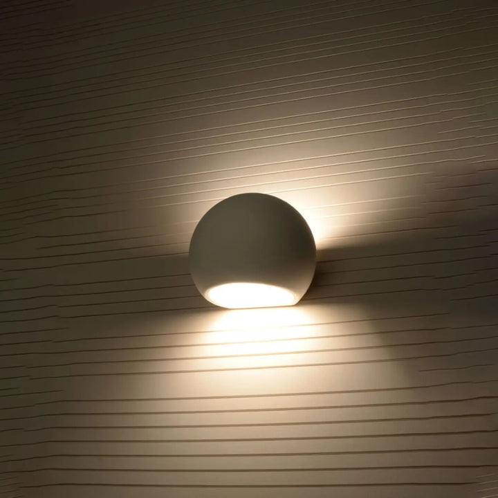 Applique murale moderne globe en céramique blanche mate émettant une belle lumière chaude sphérique
