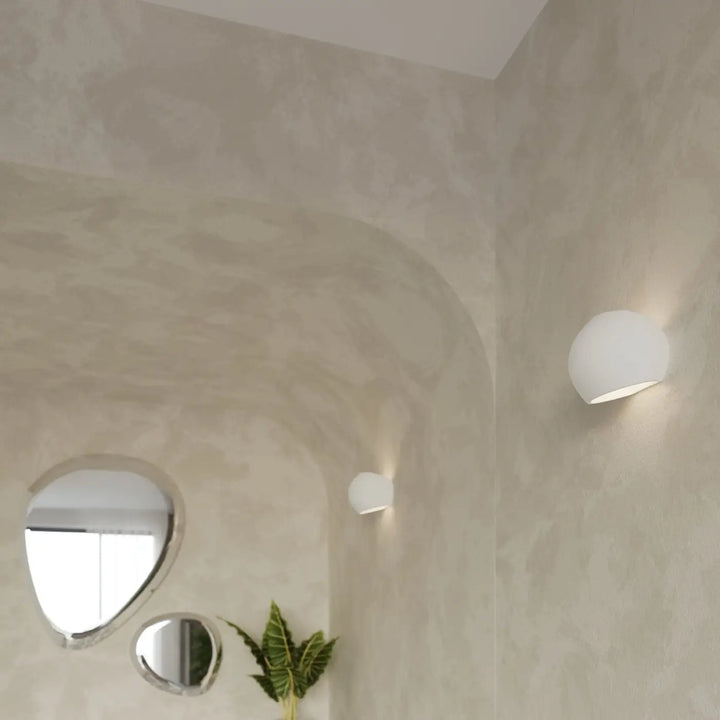 Deux appliques murales modernes en céramique globe blanche sphere avec belle lumière et finition mate