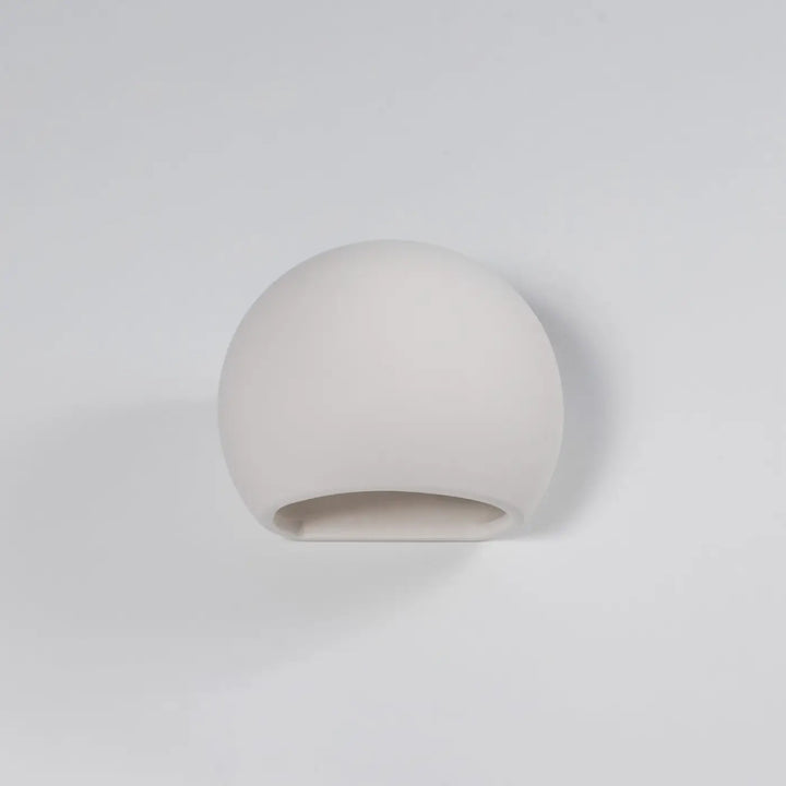 Applique murale moderne en céramique globe off-white avec forme arrondie pour une belle lumière diffuse