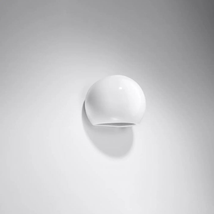 Applique murale moderne en céramique globe blanc brillant avec finition laquée et base légèrement ouverte