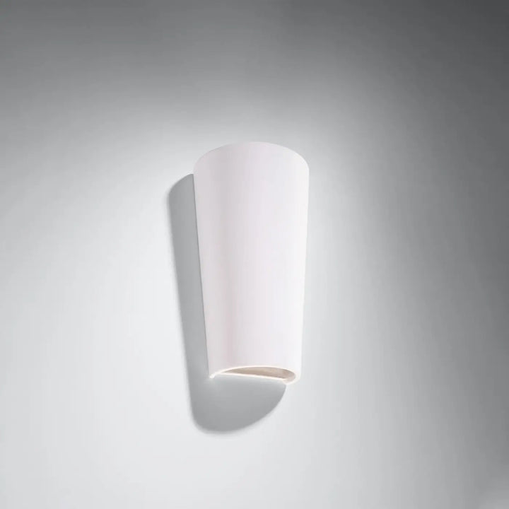 Applique murale lana en céramique blanche mate avec design cylindrique minimaliste en plâtre structuré