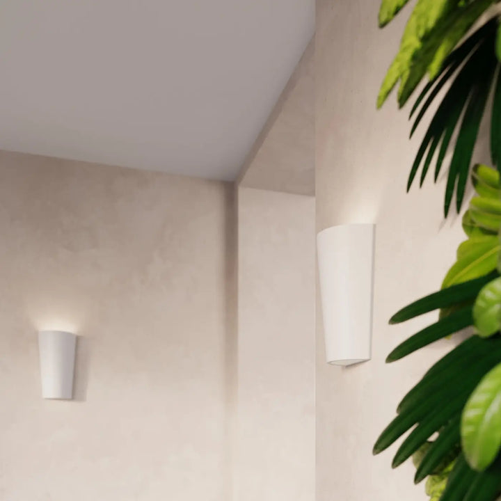 Applique murale lana en céramique blanche avec un design minimaliste et plâtre structuré pour intérieur moderne