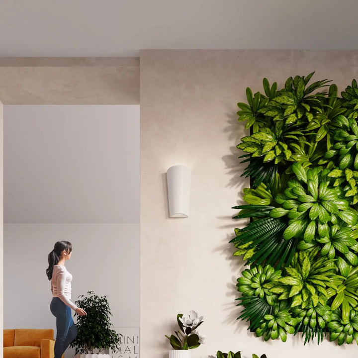 Applique murale lana en céramique avec jardin vertical luxuriant de plantes feuillues verts émeraude et vert forêt