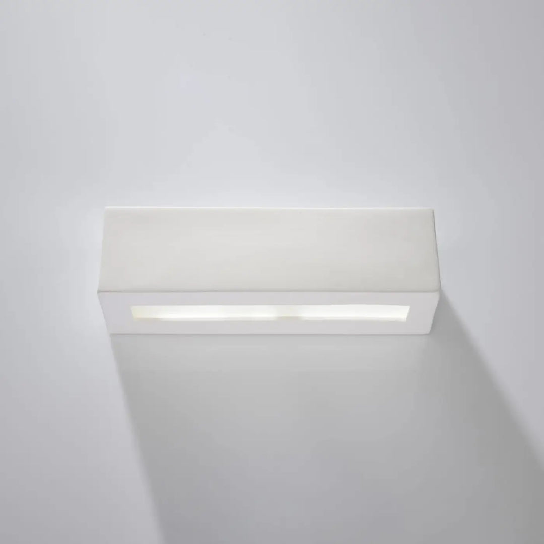 Applique murale vega en céramique moderne avec une belle lumière et un design minimaliste éclairé sur le bas