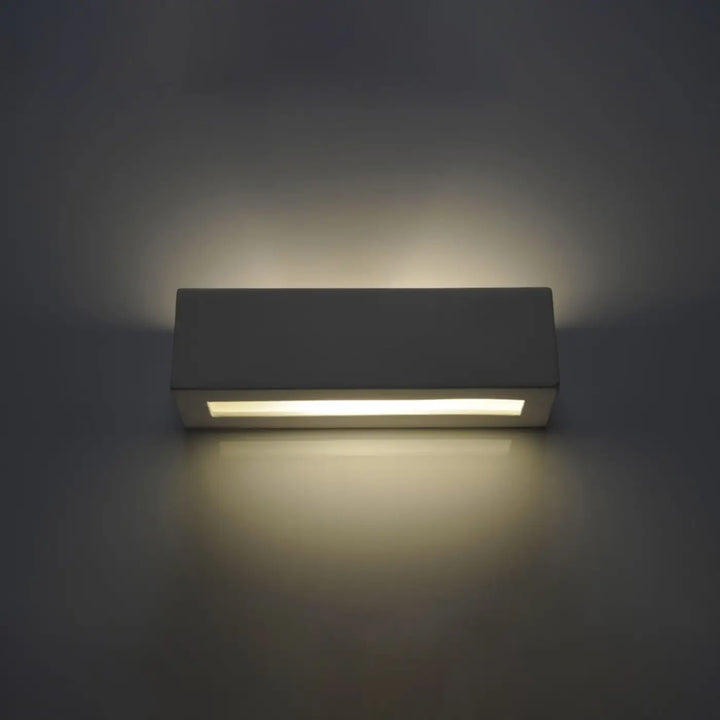 Applique murale moderne vega en céramique avec finition gris mat et belle lumière chaude émise par bande led encastrée