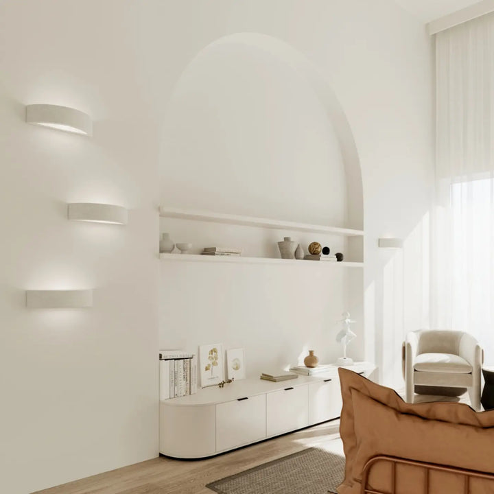 Applique murale céramique atena blanche avec design moderne courbé offrant une belle lumière minimaliste