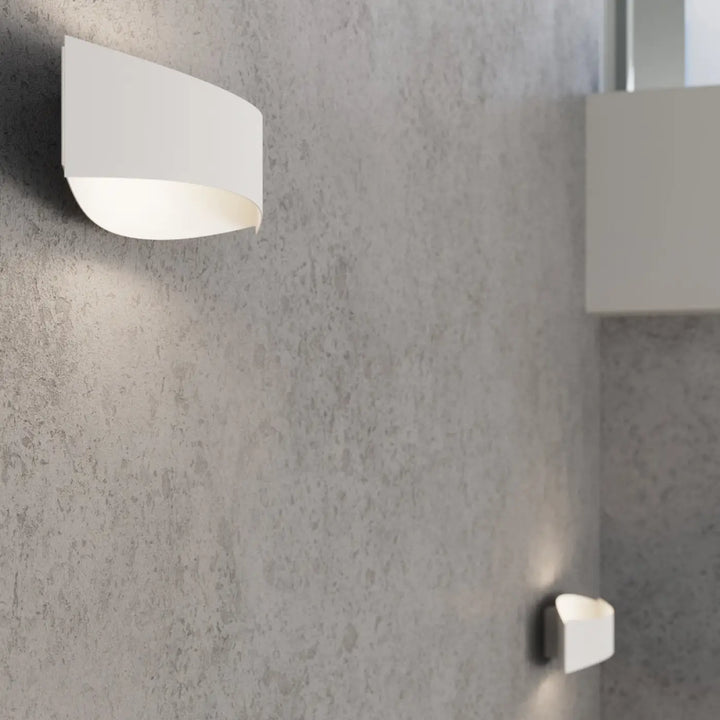 Applique murale toni blanc avec design courbe minimaliste pour une décoration subtile aux couleurs classiques