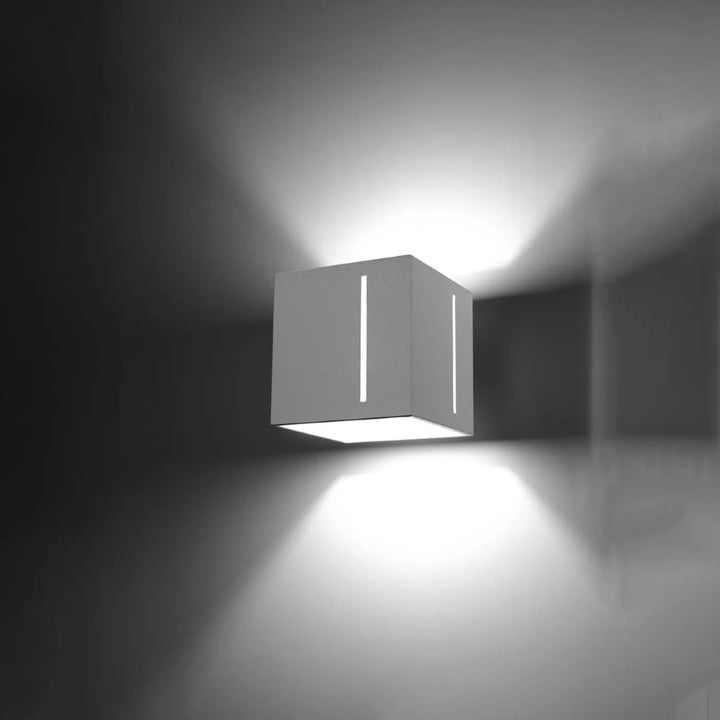 Applique murale moderne pixar blanche en forme de cube avec bandes lumineuses verticales pour un spectacle lumineux élégant