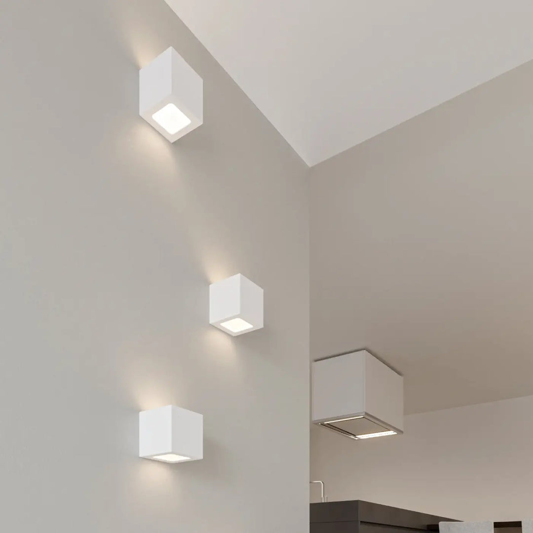 Applique murale en céramique blanche leo avec design cubique moderne et minimaliste pour un éclairage élégant
