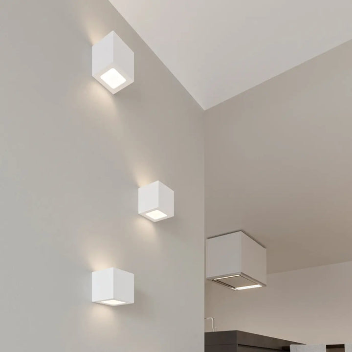 Applique murale en céramique blanche leo avec design cubique moderne et minimaliste pour un éclairage élégant