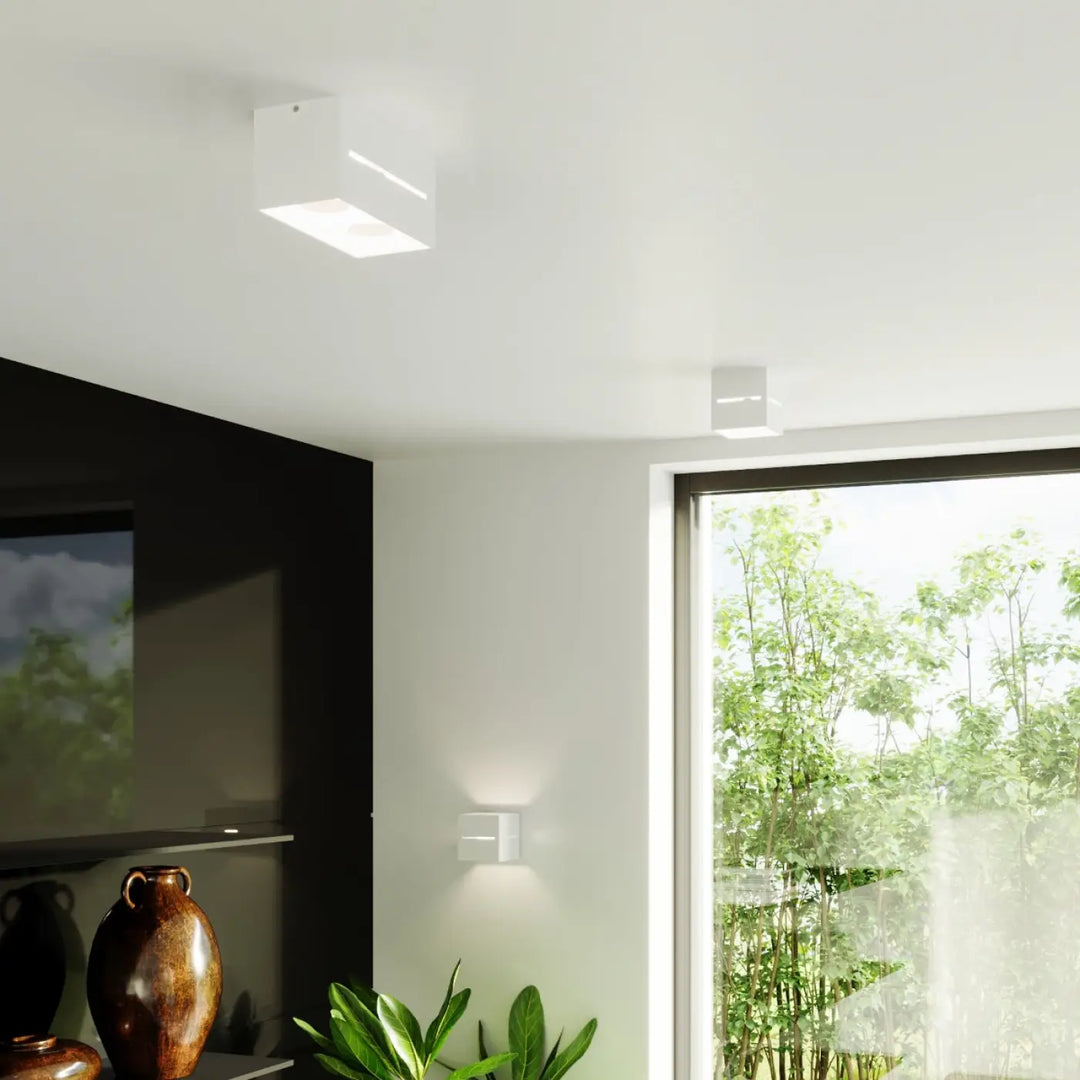 Applique murale lobo blanc avec design minimaliste et perforation linéaire pour un éclairage moderne et épuré