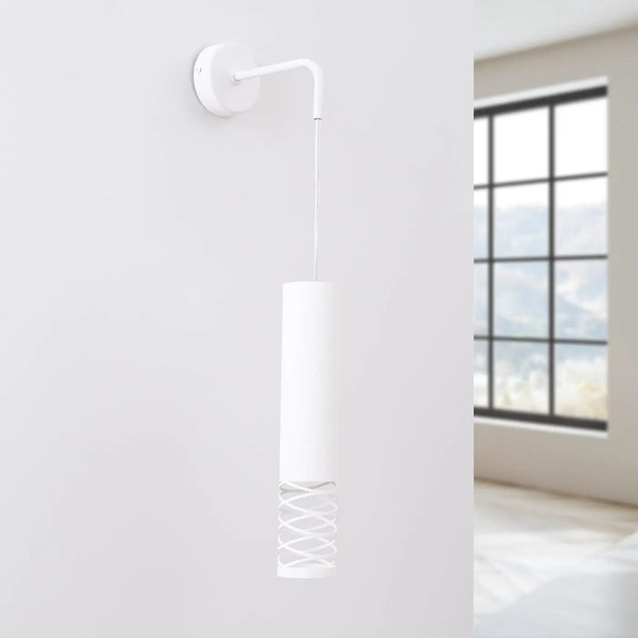 Applique murale lami blanc avec finition originale et découpes décoratives offrant un effet visuel unique
