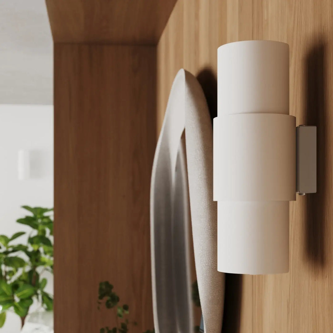 Applique murale lampe flash blanche avec segments cylindriques empilés finition mate et conception unique en métal