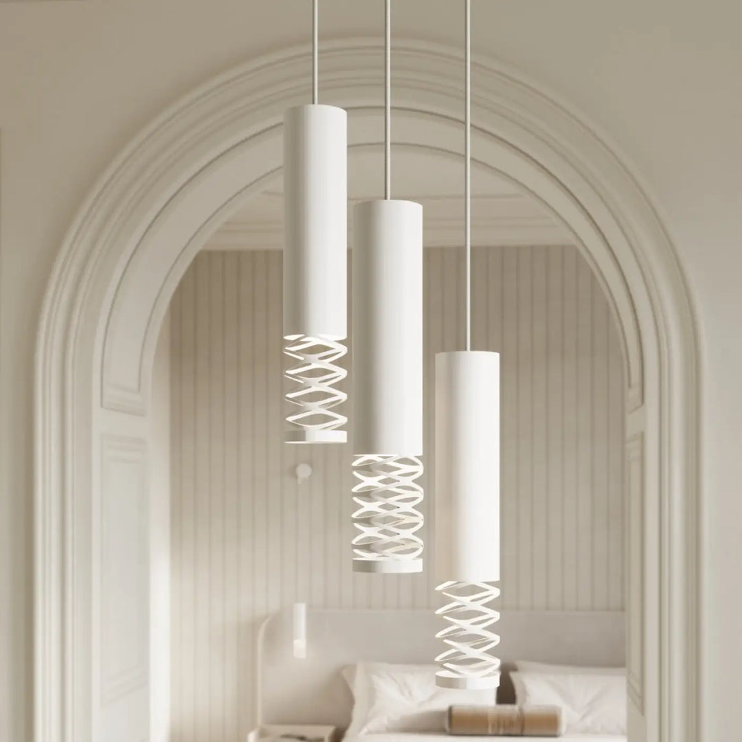Trois suspensions cylindriques blanches lami avec finition originale et découpes décoratives pour effet visuel unique